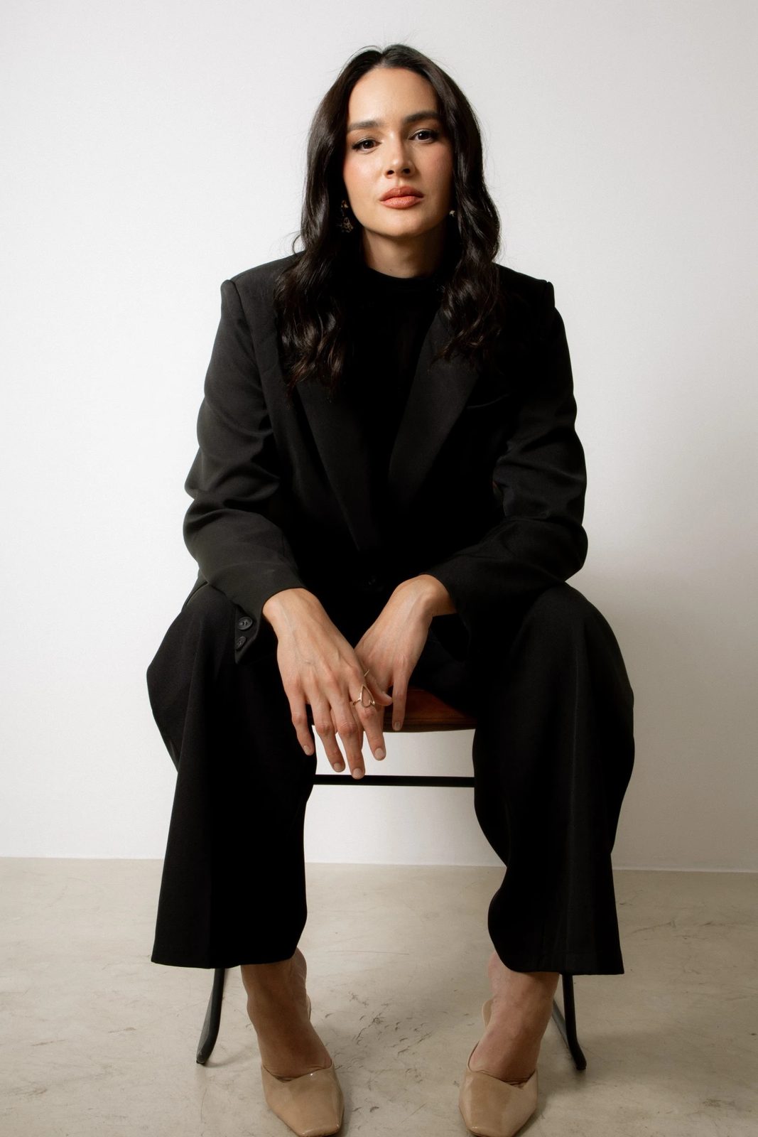 Dra. Julianna Munilla sentada, de frente, de terno preto